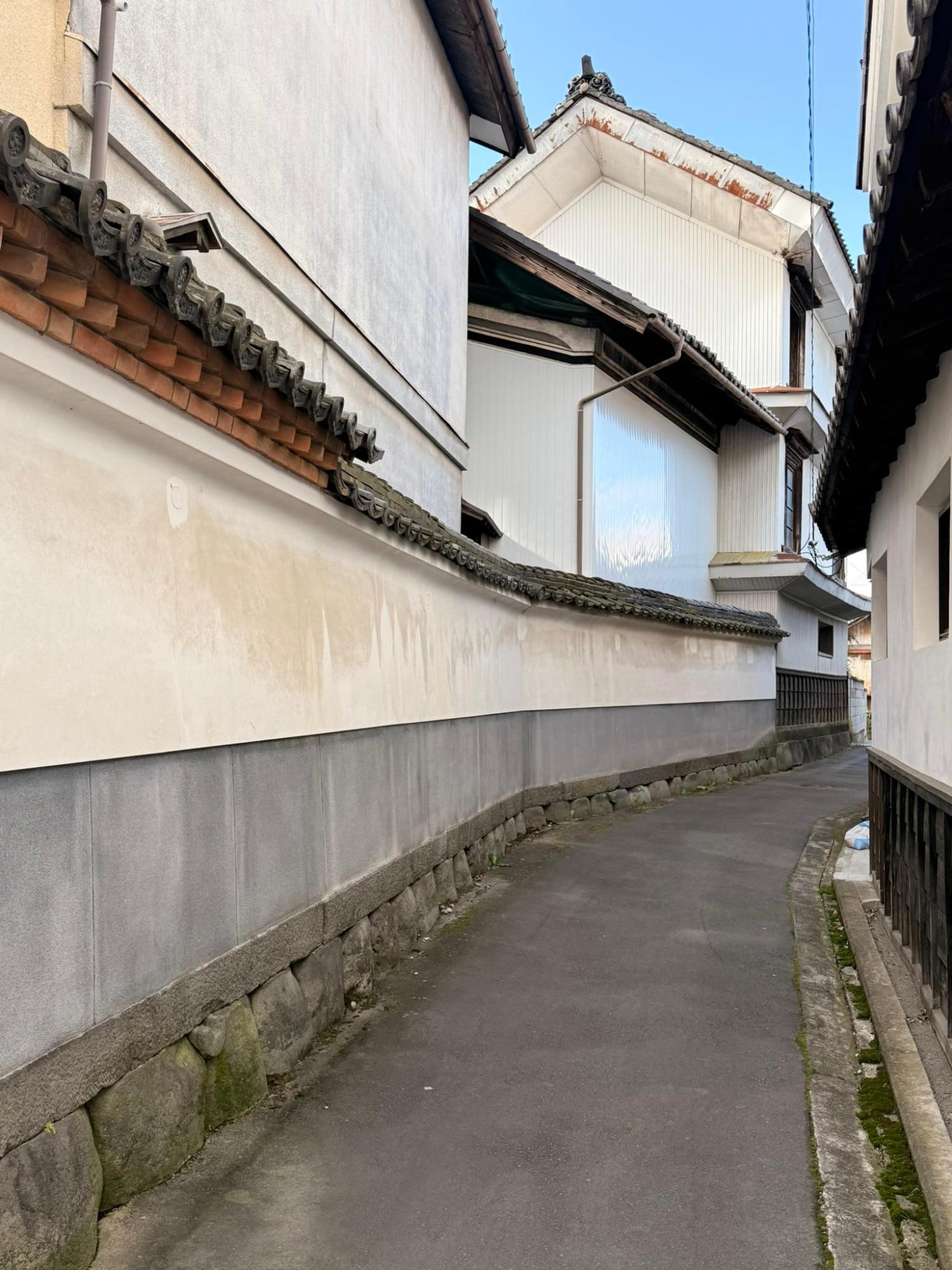 青木屋小路。ぼたもち石積みに白壁の蔵と蔵の間を縫うように細い小道。