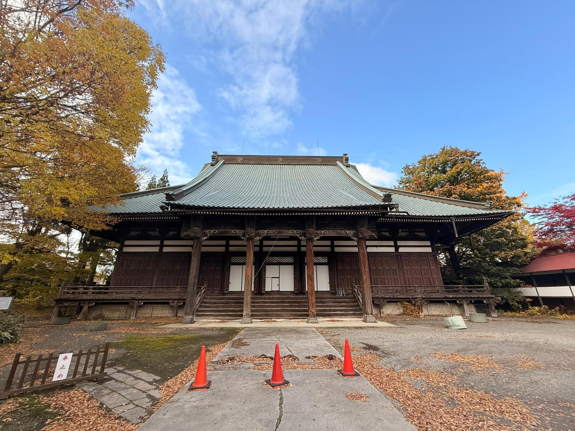 勝善寺の写真。境内は広く、正面奥に本堂がある。今は誰も管理していないのか、人気はない。