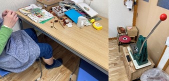 （左）椅子に座り作業をする利用者の写真（右）引き戸の前に置かれた緑色に丸い赤のレバーが付いた機械や赤色の丸椅子が置かれた作業場の写真