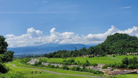 百々川を望む風景左下にはマレットゴルフを楽しむ人がいます
