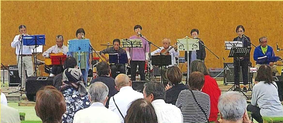 「ふきったまプラス」メンバーが演奏している写真。