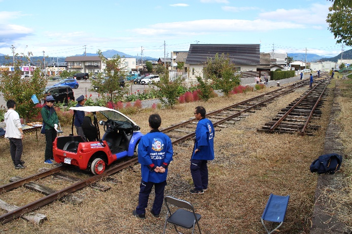 レールカーの試乗体験会の様子。レールの長さは100メートルくらいか。