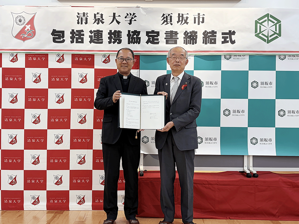 協定書を手にする聖泉大学の菅原学長（向かって左側）と須坂市の三木市長（向かって右側）