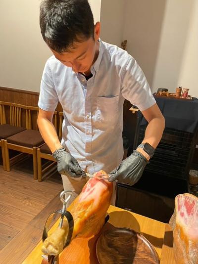 野澤隊員が生ハムをスライスしている写真