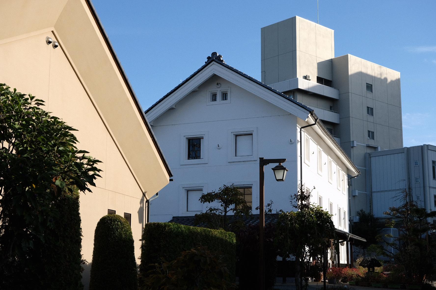 まゆ蔵の写真。白壁で3階建て、かなり大きく重厚そうなつくり。