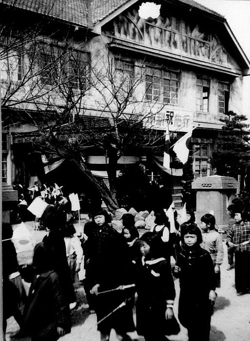 1954年、市制を祝うパレードの写真