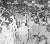 1978年の第1回須坂祭りの様子。すごいひとだかり。