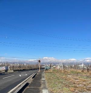 須坂市の12月の風景。遠くに山並みが見えます
