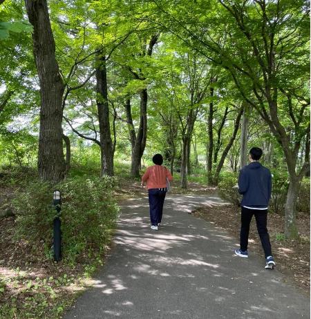 須坂アートパークの木立の中を歩く相談者様2名