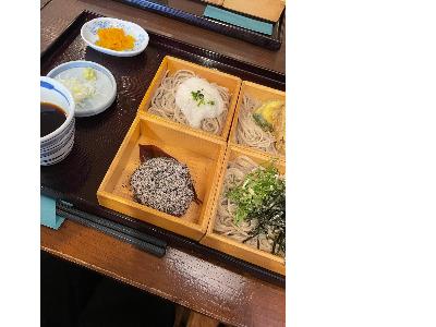 ランチはお蕎麦。とろろ、天ぷら、のり、おはぎが全部楽しめるセット