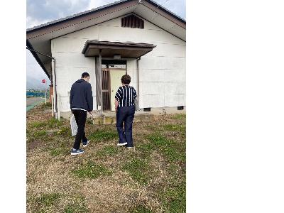 移住体験施設に帰ってきた様子。二人とも後ろ姿