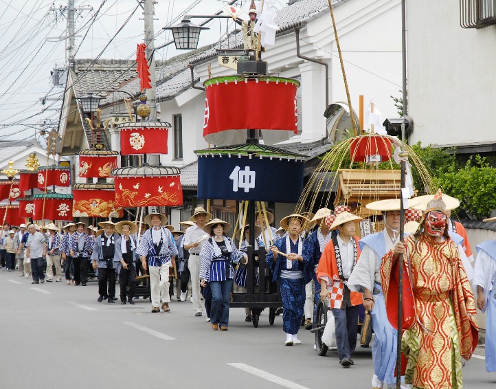 須坂祇園の笠鉾巡行の様子。天狗の面を先頭に、神輿、11基の笠鉾が町中を練り歩く。