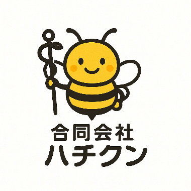 合同会社ハチクンの会社ロゴ。針と糸の杖をもったかわいらしい顔のミツバチのイラストがえがかれている。