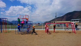 園庭で遊ぶ子どもの写真