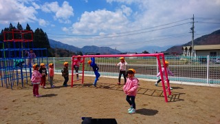 保育園で子供が遊んでいる写真