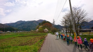 子どもが道を歩いている写真