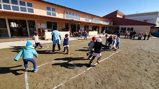 園庭で遊ぶ子どもの写真