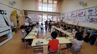 給食を食べる子どもの画像