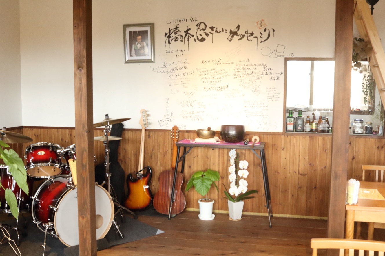 チチピ店内の様子。ドラムセットやギター、ベース、壁には橋本さんへのメッセージの画像