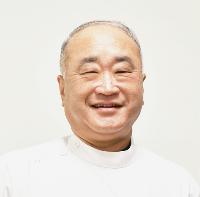 医師の写真。男性医師が穏やかな笑顔を向けている。