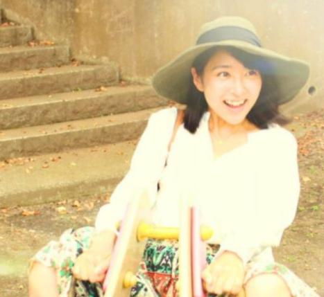 山際真奈さんの写真。公園の遊具で遊んでいる様子。