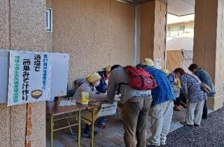 市民が塩分チェックのアンケートを記入している様子の写真