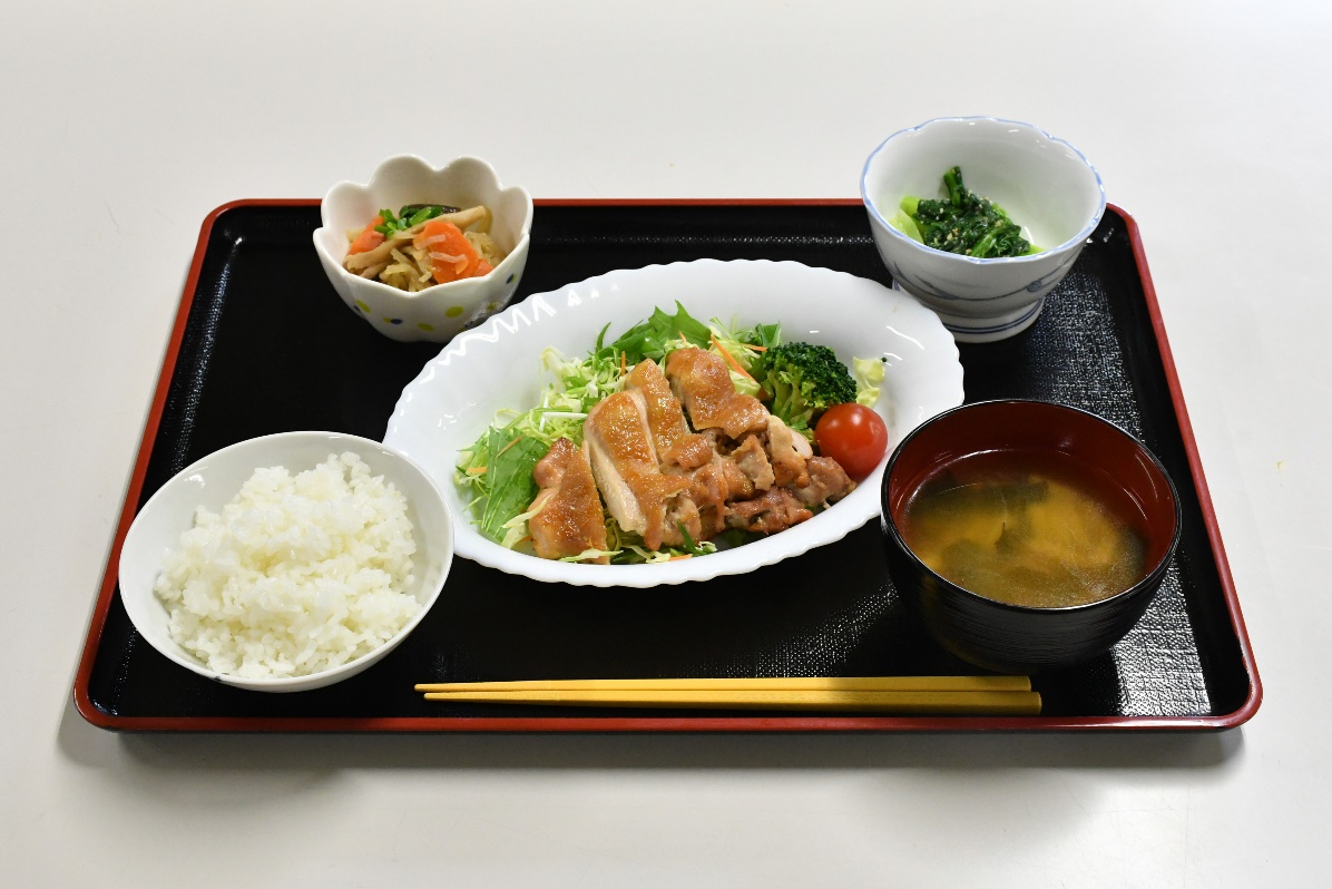 たけちゃん食品の健康メニュー「鶏の味噌焼き定食」の写真