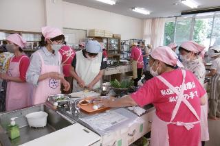 上田し食改さんとの交流会で笹寿司を作る様子の写真