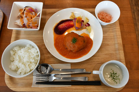 キッチン拠り所のハンバーグトマトソースの写真