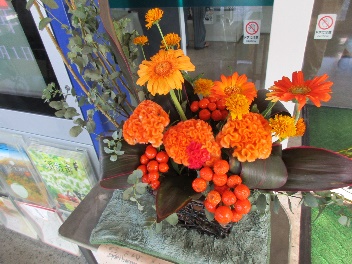 オレンジ色のお花のフラワーアレンジメント