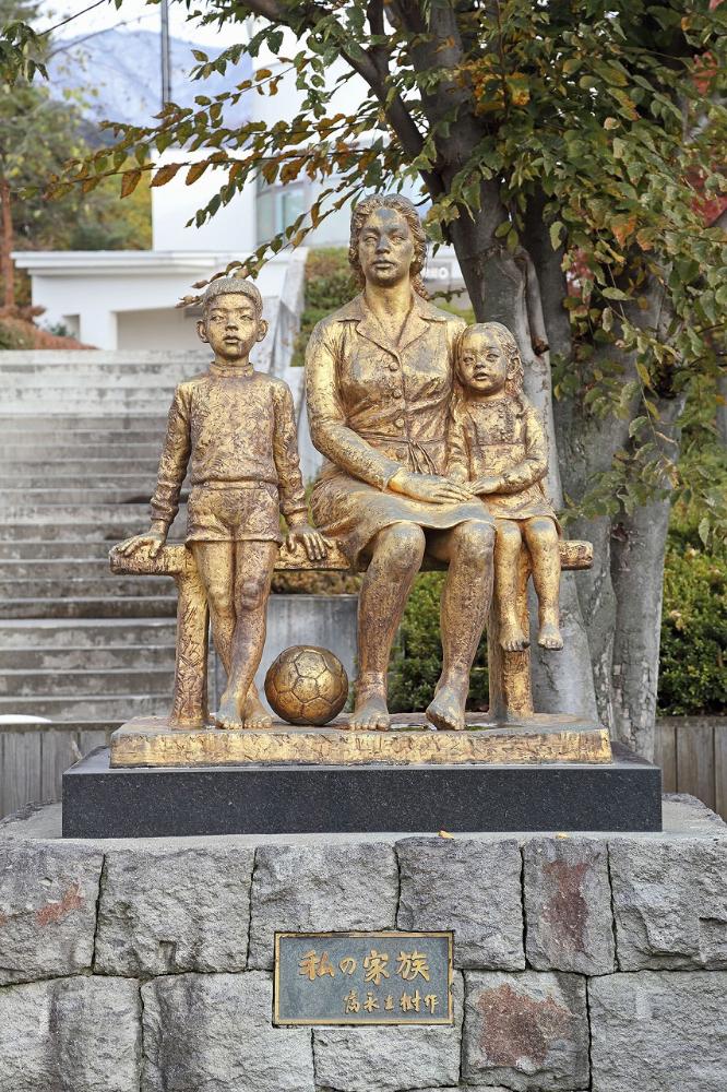 私の家族(彫刻) 須坂版画美術館/須坂市ホームページ - 長野県須坂市 私の家族(彫刻) 須坂版画美術館/須坂市ホームページ - 長野県須坂市